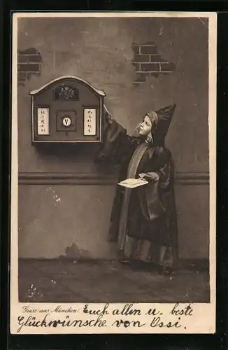 AK Münchner Kindl wirft Briefe in den Postkasten