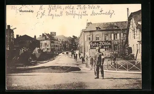 AK Montmédy, Soldat auf einer innerstädtischen Strasse