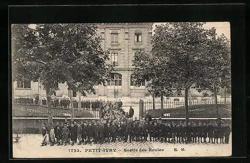 AK Petit-Ivry, Sortie des Écoles