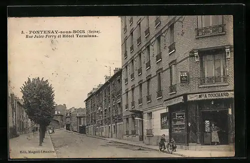 AK Fontenay-sous-Bois, Rue Jules-Ferry et Hotel Terminus