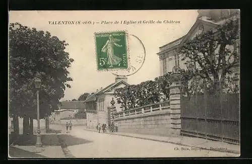 AK Valenton, Place de l`Eglise et grille du Château