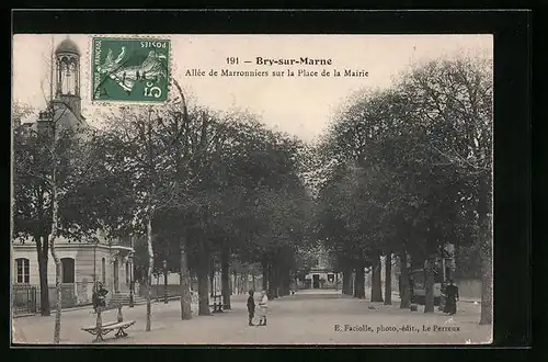 AK Bry-sur-Marne, Allée de Marronniers sur la Place de la Mairie