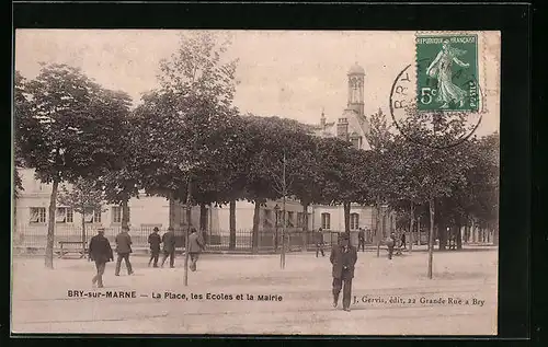 AK Bry-sur-Marne, La Place, les Ecoles et la Mairie
