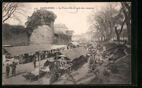 AK Guérande, La Foire d`Avril, près des remparts