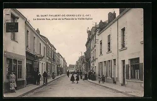 AK Saint-Philbert-de-Grand-Lieu, La Grande Rue, prise de la Place de la Vieille Eglise