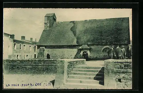 AK La Haye-Fouassière, L`Ancienne Église, sortie de messe