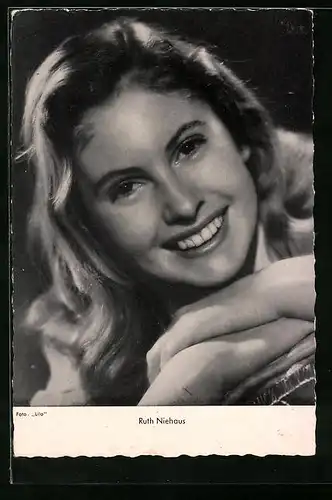 AK Schauspielerin Ruth Niehaus mit strahlendem Lächeln