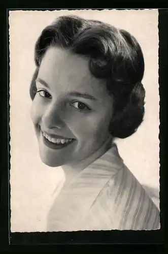 AK Schauspielerin Barbara von Nady mit hübschem Lächeln