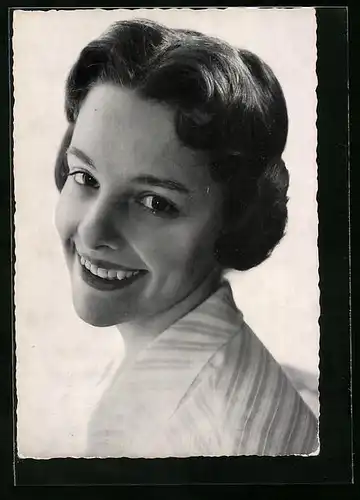 AK Schauspielerin Barbara von Nady mit strahlendem Lächeln