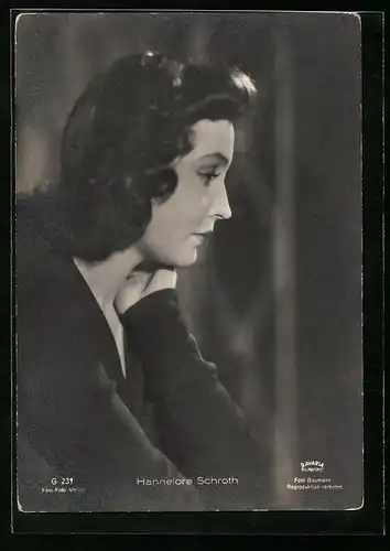 AK Schauspielerin Hannelore Schroth wirkt niedergeschlagen