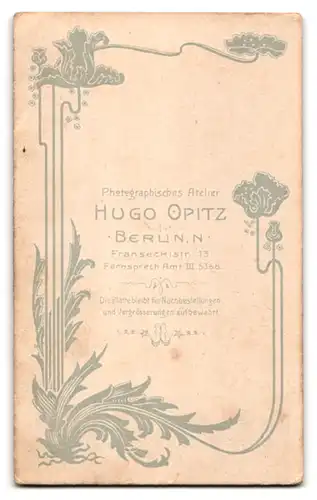 Fotografie Hugo Opitz, Berlin, Franseckistrasse 13, Junge Frau mit weissem Oberteil