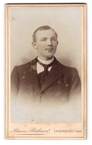 Fotografie Bruno Riebland, Lauenburg i. P., Herr mit kleinem Kopf und breiten Schultern