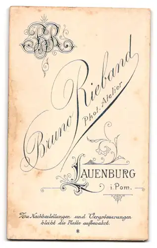 Fotografie Bruno Riebland, Lauenburg i. P., Herr mit kleinem Kopf und breiten Schultern