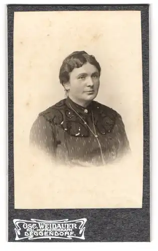Fotografie Osc. Weidauer, Deggendorf, Bahnhofstrasse, Ältere Dame im schwarzen Kleid