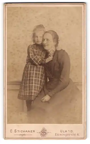 Fotografie C. Stichaner, Ulm, Ensingerstrasse 4, Kleines Mädchen in kariertem Kleid Kopf an Kopf mit lächelnder Frau