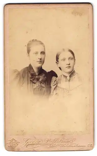 Fotografie Georg Billström, Kiel, Holstenstrasse 22, Zwei junge Mädchen mit streng zurückgelegten Haaren