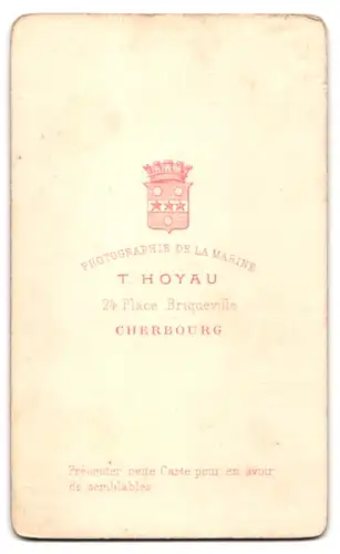 Fotografie T. Hoyau, Cherbourg, 24 Place Briquerville, Kleinkind in langem Kleid auf einem Stuhl mit hoher Lehne