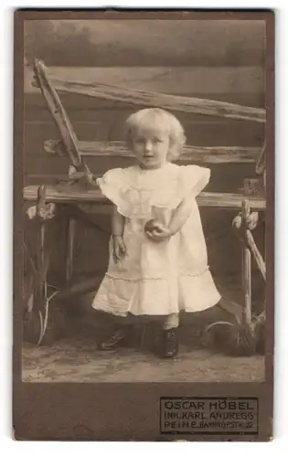 Fotografie Oscar Höbel, Peine, Bahnhofstrasse 22, Kleines Kind im weissen Kleidchen mit einem Apfel