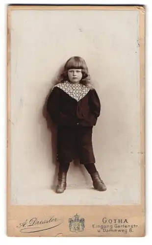 Fotografie A. Dressler, Gotha, Eingang Gartenstrasse u. Dammweg 8, Breitbeinig stehendes Kind mit langen Haaren