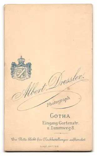 Fotografie A. Dressler, Gotha, Eingang Gartenstrasse u. Dammweg 8, Breitbeinig stehendes Kind mit langen Haaren