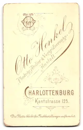 Fotografie Otto Henkel, Charlottenburg, Kantstrasse 126, Älterer Herr im Sonntagsstaat mit weisser Fliege