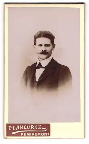 Fotografie E. Laheurte, Remiremont, 21 & 23 Rue de la Xavee, Junger Mann mit Schnauzer