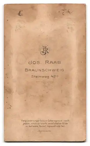 Fotografie Jos. Raab, Braunschweig, Steinweg 42, Frau mit Locken in einer spitzenbesetzten Bluse