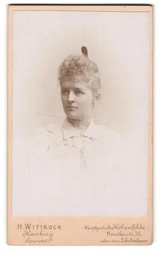 Fotografie H. Wittrock, Hamburg, Speersort 5, Junge Frau mit Lockenfrisur und Perlenkette