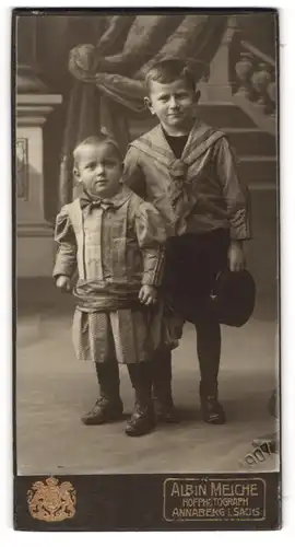 Fotografie Albin Meiche, Annaberg i. Sachs., Zwei Jungen in modischer Kleidung