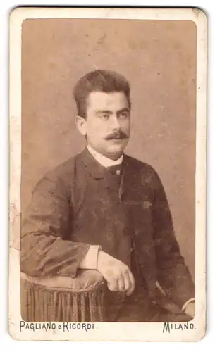 Fotografie Pagliano e Ricordi, Milano, 4, Piazza del Carmine, Junger Herr im Anzug mit Moustache