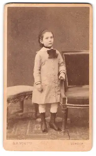 Fotografie G. B. Sciutto, Genova, Mädchen in modischer Kleidung