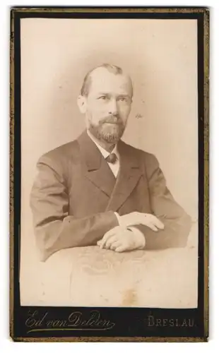 Fotografie Eduard van Delden, Breslau, Gartenstr. 15 a, Elegant gekleideter Herr mit Vollbart