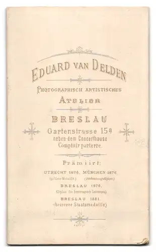 Fotografie Eduard van Delden, Breslau, Gartenstr. 15 a, Elegant gekleideter Herr mit Vollbart