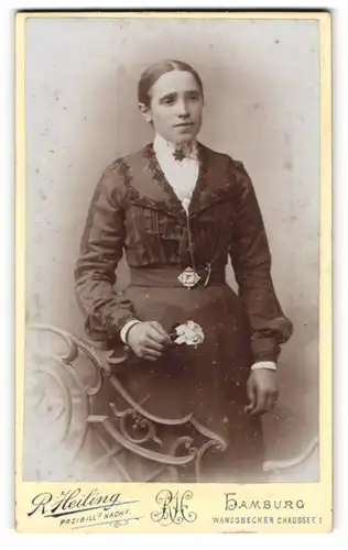 Fotografie R. Hieling, Hamburg, Wandsbecker Chaussee 1, Junge Dame im Kleid mit einer Rose