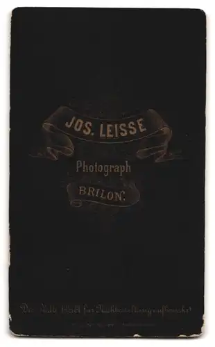 Fotografie Jos. Leisse, Brilon, Kleines Mädchen in hübscher Kleidung mit Bilderbuch