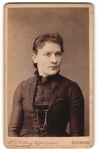 Fotografie Heinr. Daseking, Oldenburg, Langen-Str. 15, Junge Dame im Kleid mit Kragenbrosche