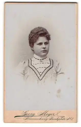 Fotografie Georg Meyer, Braunschweig, Bankplatz 3, Junge Dame in modischer Kleidung