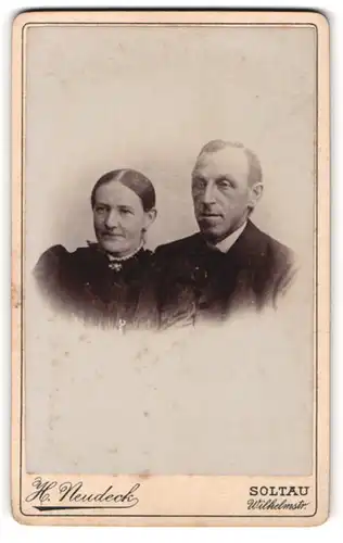 Fotografie H. Neudeck, Soltau, Wilhelmstr., Bürgerliches Paar in hübscher Kleidung