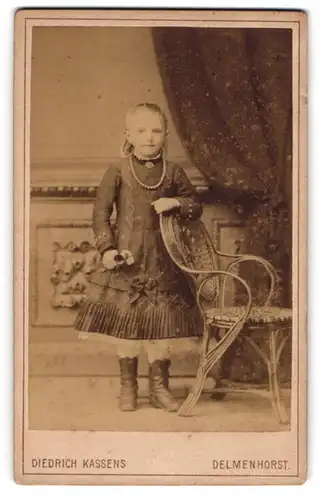 Fotografie Diedrich Kassens, Delmenhorst, Langenstr. 63, Mädchen im Kleid mit Halskette