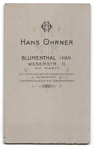 Fotografie Hans Ohrner, Blumenthal i /Han., Weserstr. 11, Süsses Kleinkind im Hemd sitzt auf Fell