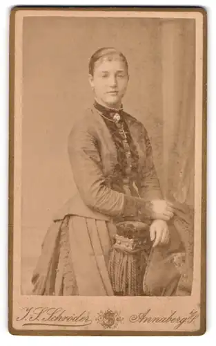 Fotografie J. S. Schröder, Annaberg i /S., Carlsplatz 756, Modisch gekleidete Dame mit Kragenbrosche und Kreuzkette
