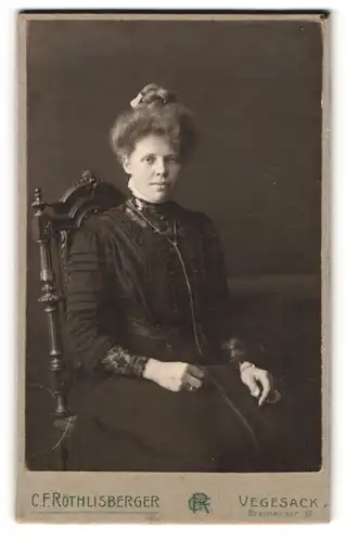 Fotografie C. F. Röthlisberg, Vegesack, Bremerstr. 39, Junge Dame im Kleid