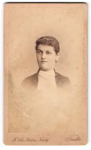 Fotografie G. Chr. Hahn Nachf., Dresden, Waisenhaus-Str. 34, Bürgerliche Dame mit zurückgebundenem Haar
