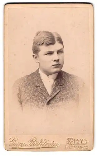 Fotografie Georg Billström, Kiel, Holstenstr. 22, Junger Mann im Anzug mit Krawatte
