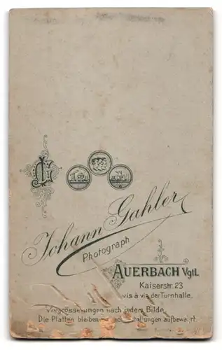 Fotografie Johann Gahler, Auerbach /Vgtl, Kaiserstr. 23, Elegant gekleideter Herr mit Zigarre