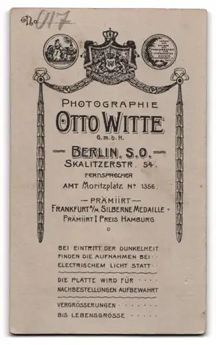 Fotografie Otto Witte G m. b. H., Berlin-SO, Skalitzer Str. 54, Junger Herr im Anzug mit Fliege