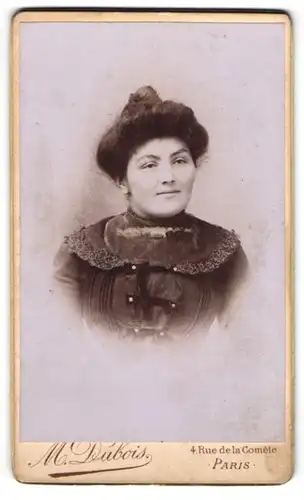 Fotografie Mce. Dubois, Paris, 4, Rue de la Comète, Junge Dame mit Hochsteckfrisur