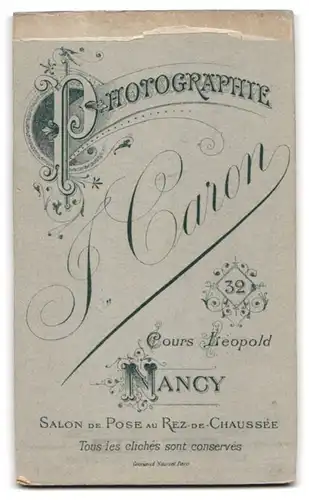 Fotografie J. Caron, Nancy 32, Cours Léopold, Eleganter Herr mit Zwicker und Anchor