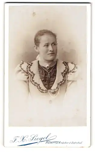 Fotografie F. X. Siegel, Kempten, Junge Dame mit Kragenbrosche und Kreuzkette