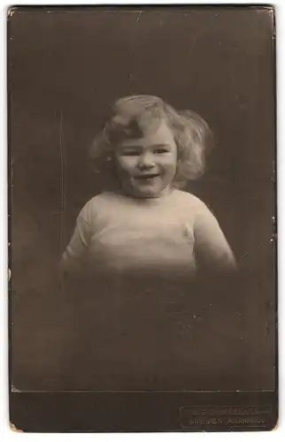 Fotografie A. Schlegel & Co., Bremen, Am Brill, Kleines Kind mit blonden Haaren